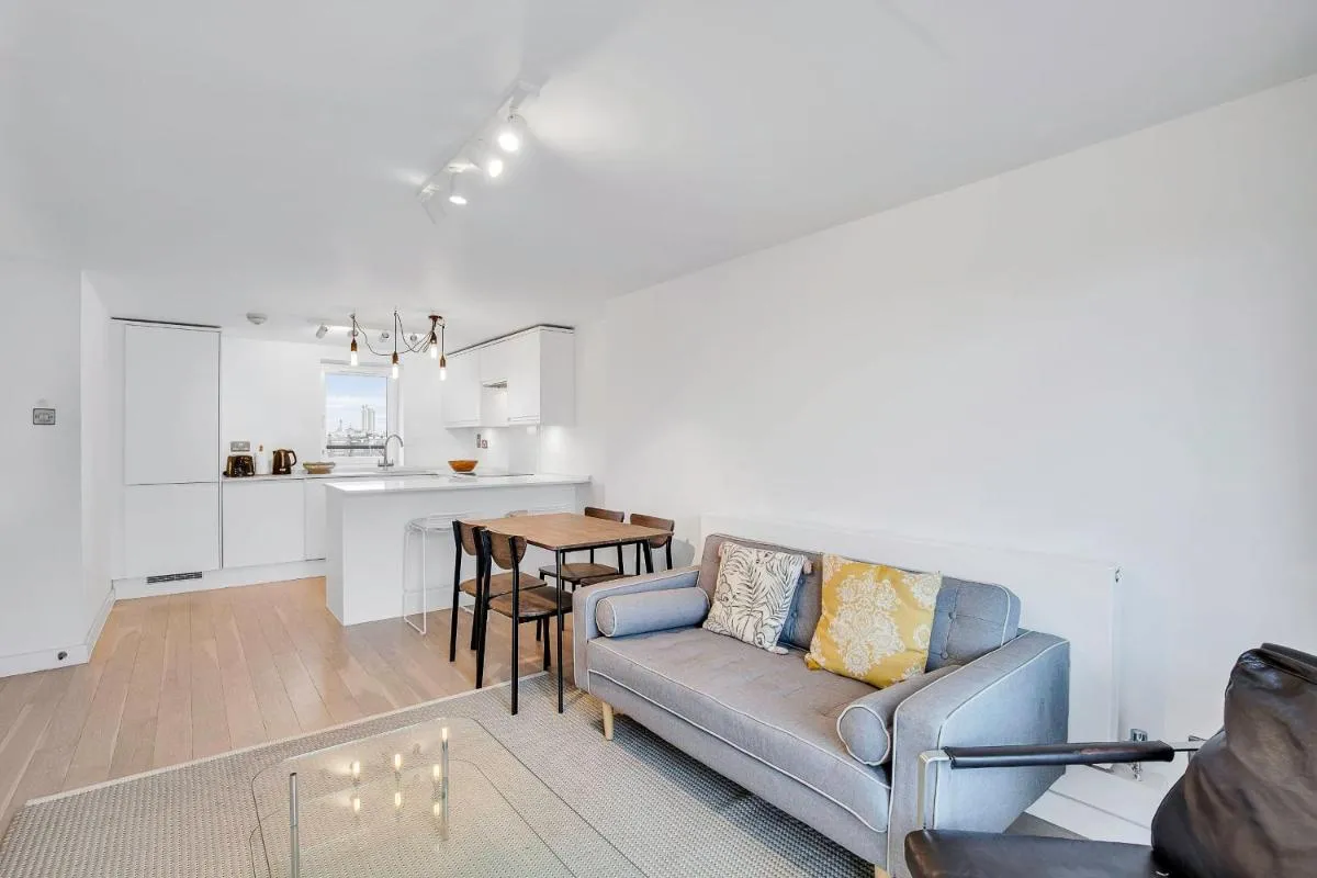 Image 4 of Bright and Spacious Belgravia Apartment