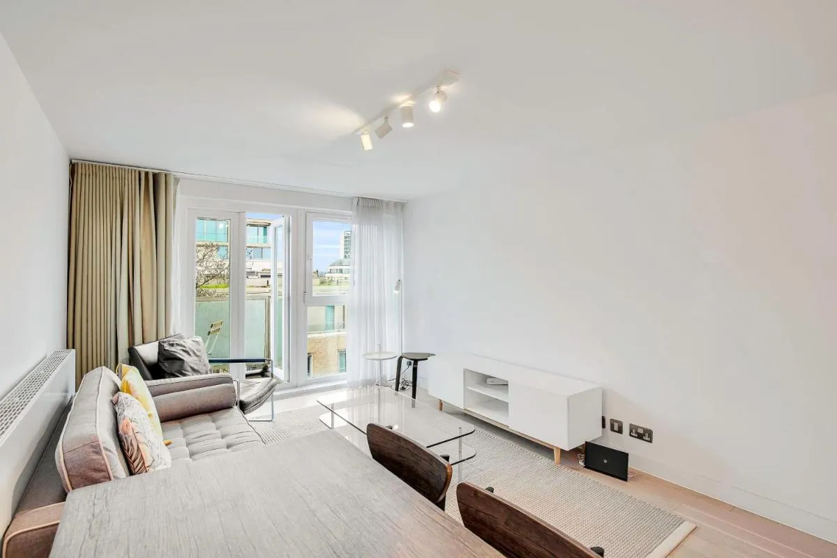 Image 5 of Bright and Spacious Belgravia Apartment