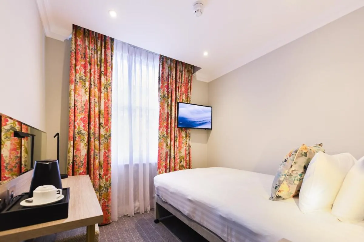 Image 2 of Byron Hotel