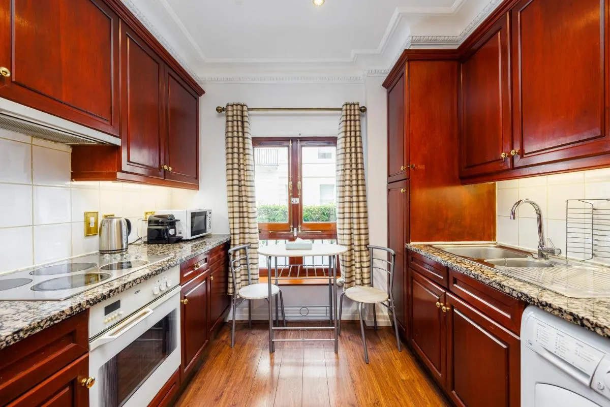 Image 3 of CARLTON COURT – MAYFAIR