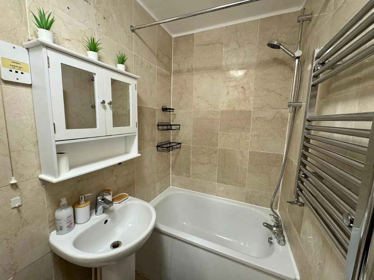 Image 1 of Central, Compact and fashion flat for 4 people with breakfast in Kensington Zone 1