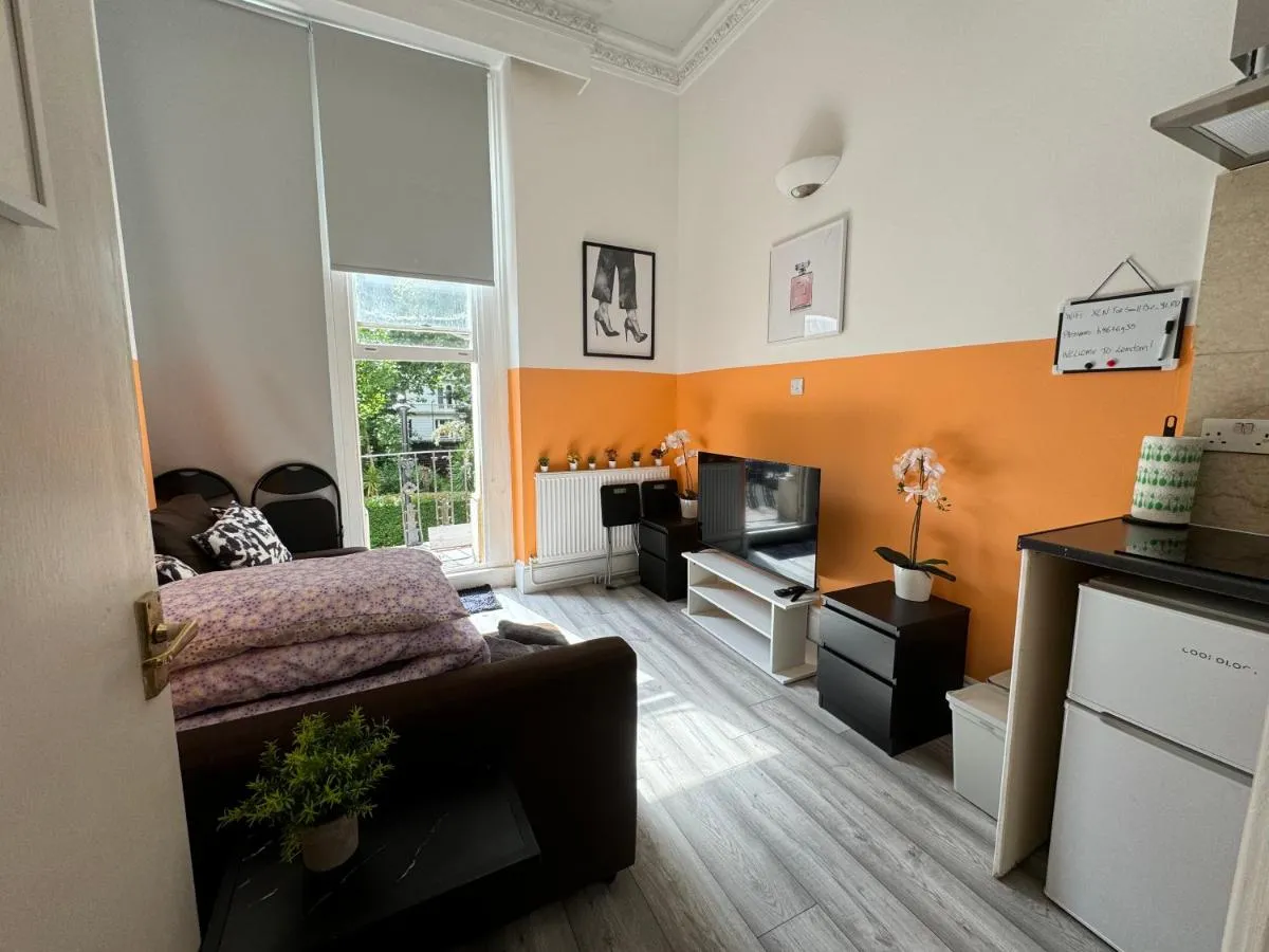Image 2 of Central, Compact and fashion flat for 4 people with breakfast in Kensington Zone 1