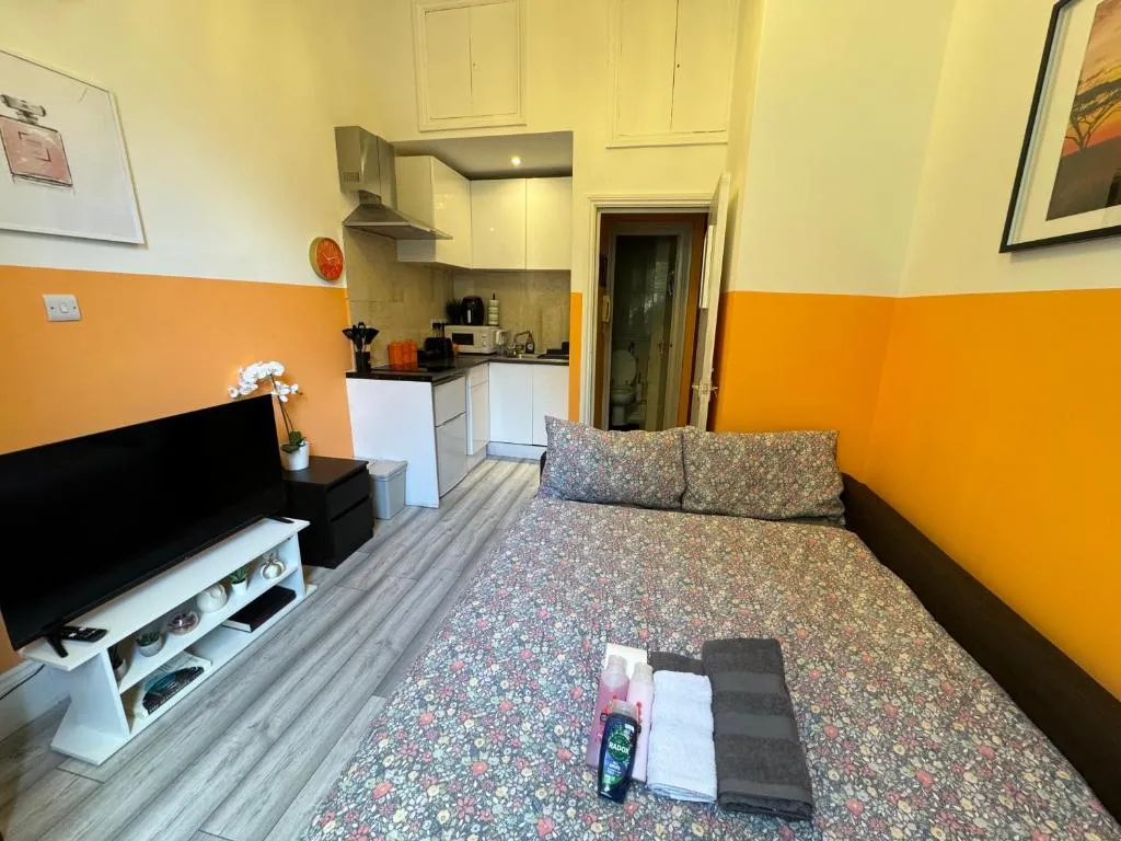 Image of Central, Compact and fashion flat for 4 people with breakfast in Kensington Zone 1