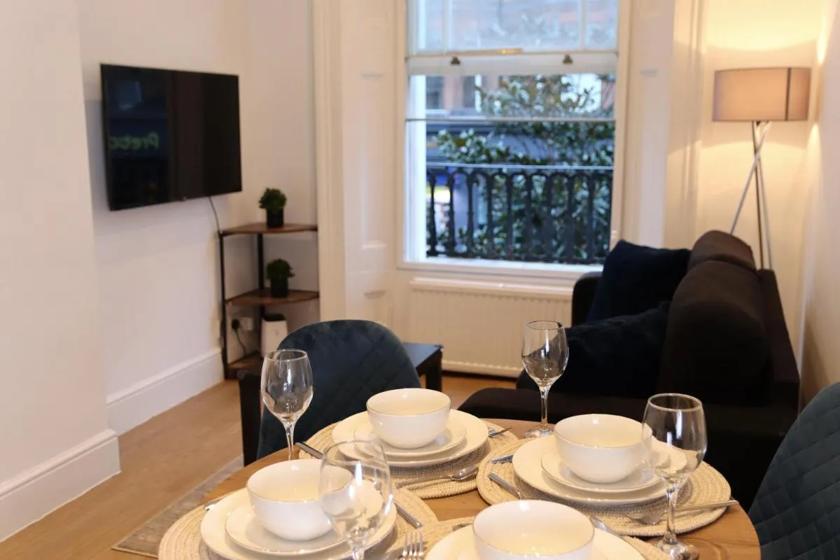 Image 2 of Charming Hyde Park 2Bedroom Flat