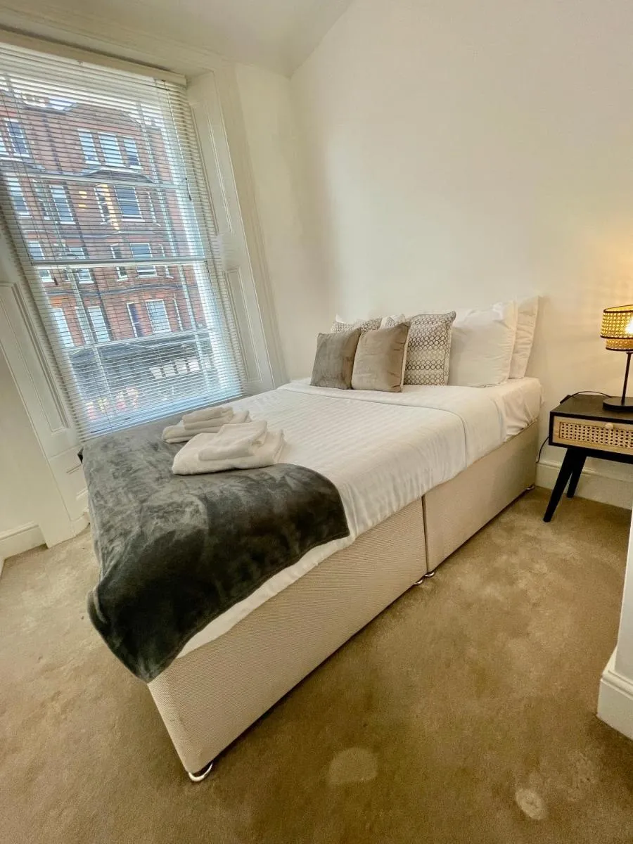 Image 3 of Charming Hyde Park 2Bedroom Flat