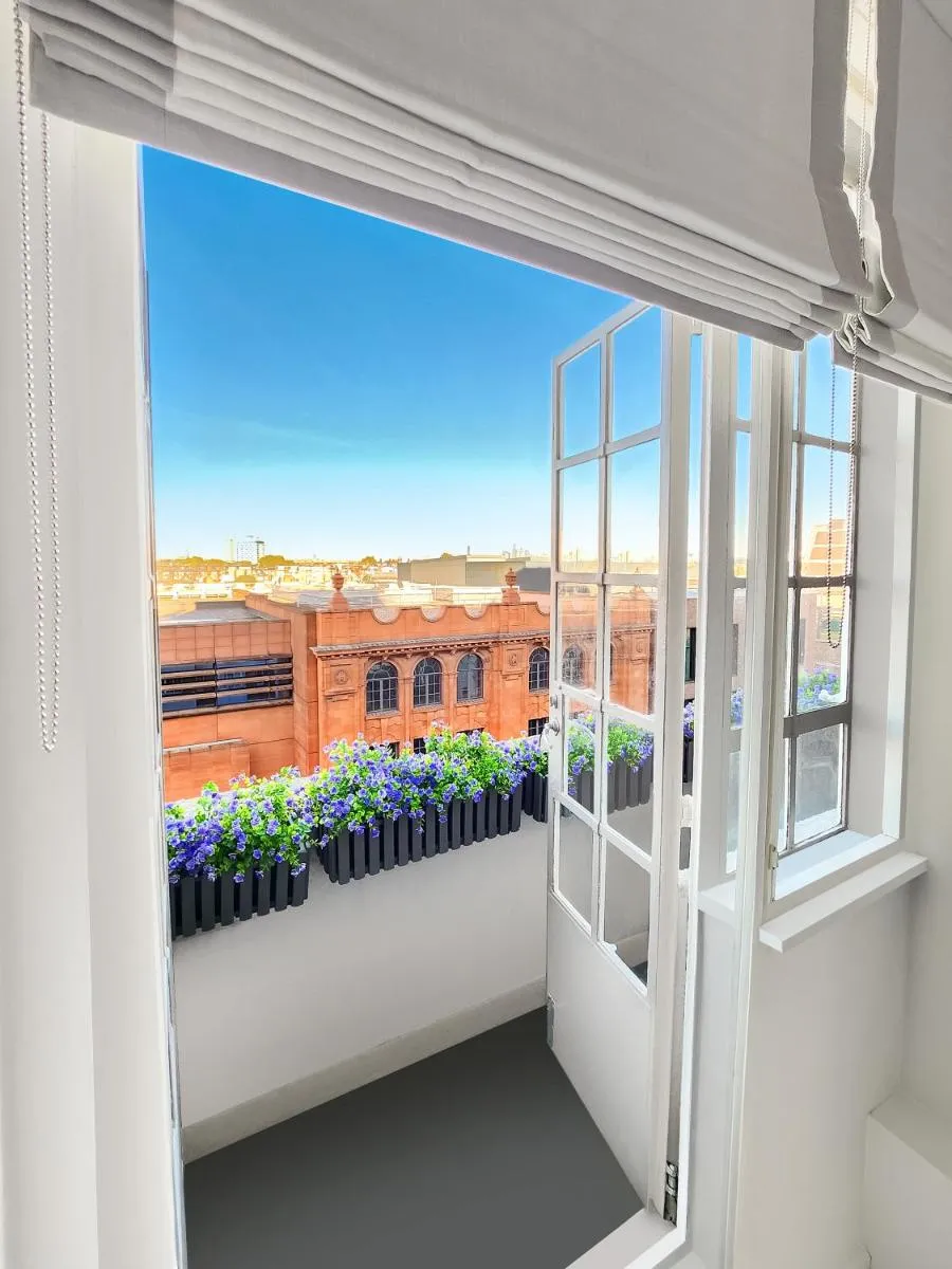Image 3 of Chelsea Flat 10 mins Harrods, Balcony, Gym, Air Conditioning