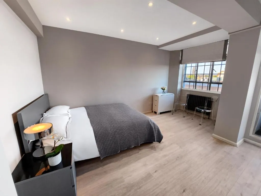Image of Chelsea Flat 10 mins Harrods, Balcony, Gym, Air Conditioning