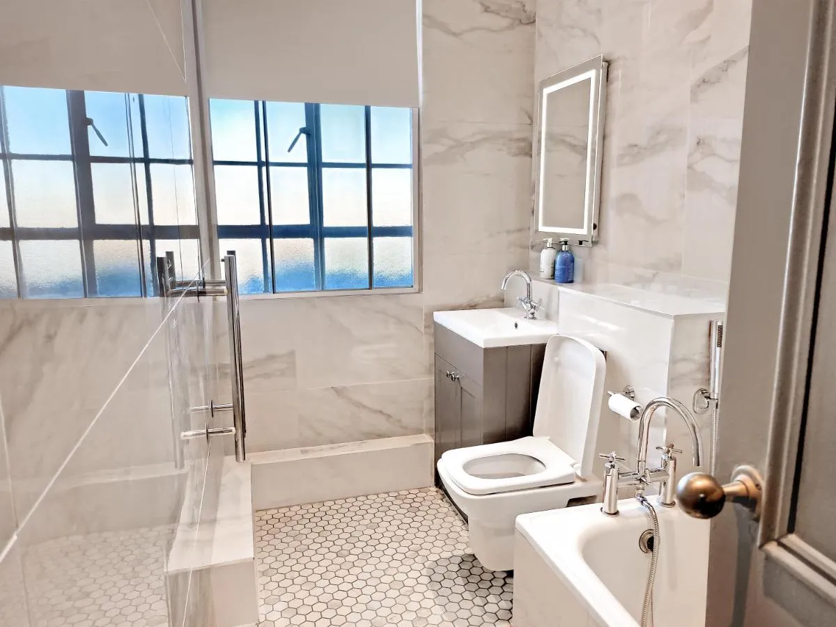 Image 5 of Chelsea Flat 10 mins Harrods, Balcony, Gym, Air Conditioning