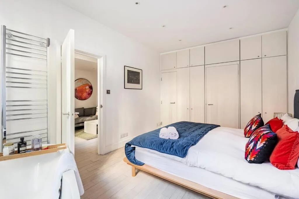 Image 1 of Chelsea Posh apartment