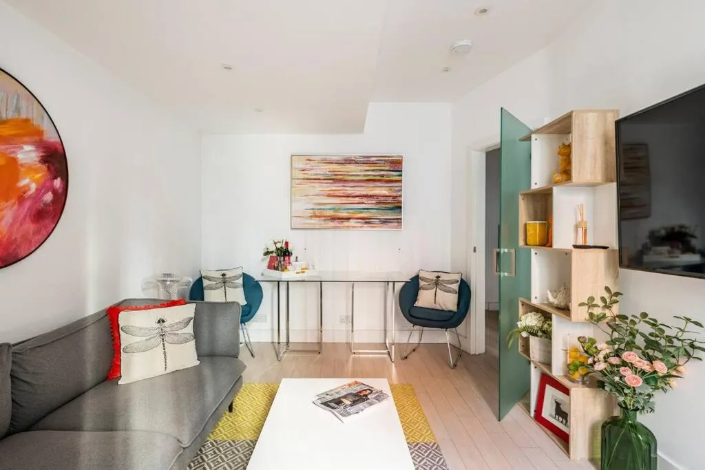 Image 4 of Chelsea Posh apartment