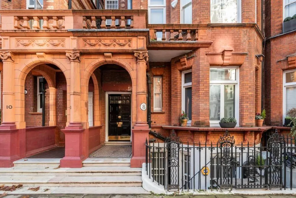 Image 5 of Chelsea Posh apartment