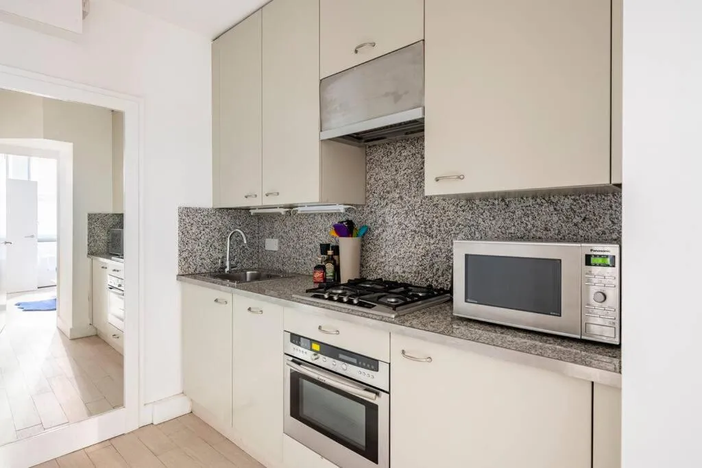 Image 3 of Chelsea Posh apartment