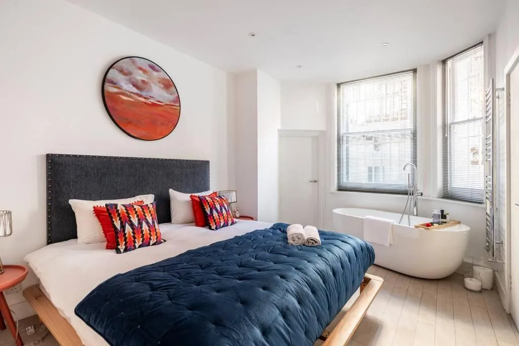 Image 6 of Chelsea Posh apartment