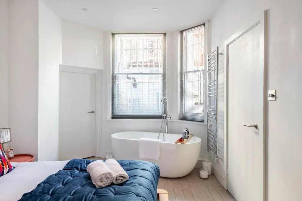 Image 2 of Chelsea Posh apartment