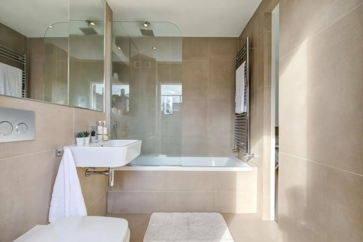 Image 2 of Chic 1BR Central London Retreat