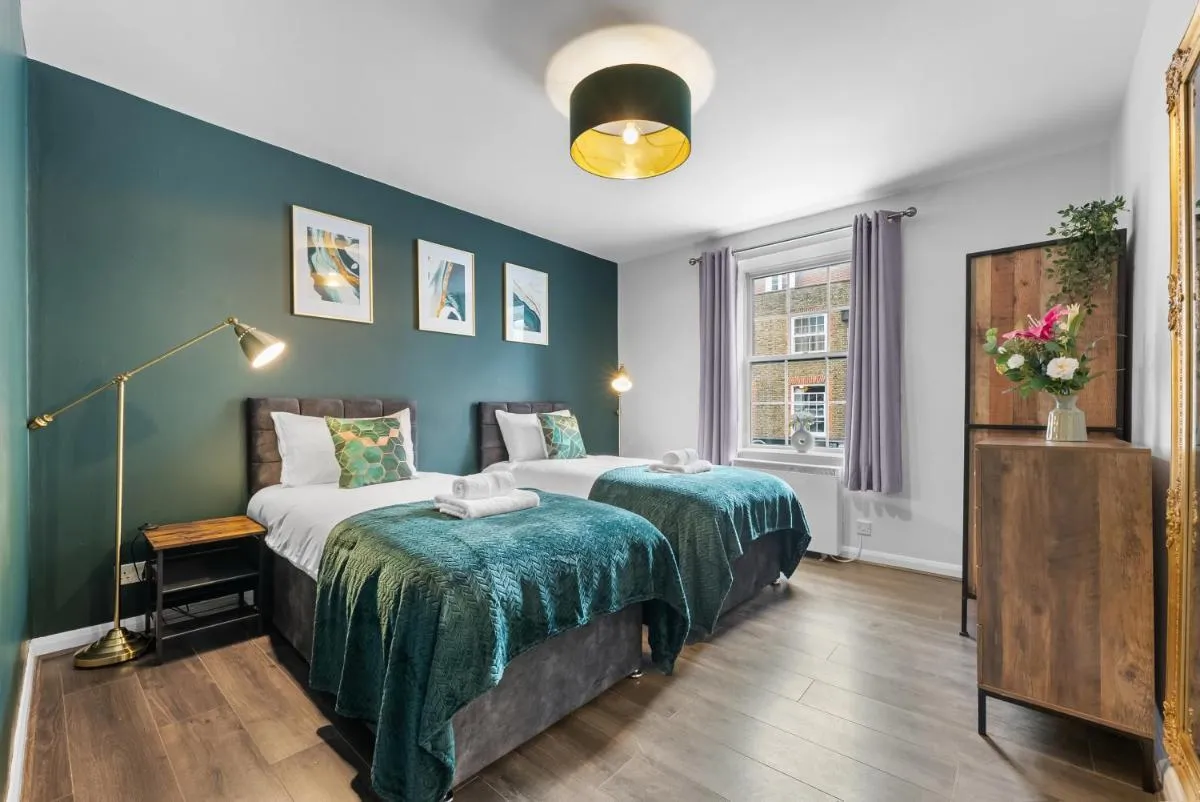Image 6 of Chic 2 Bedroom Apartment near Liverpool Street by Gold Stays