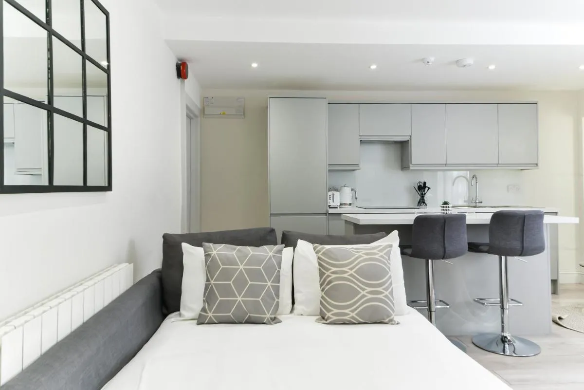 Image 3 of Chic Apartment by Hyde Park