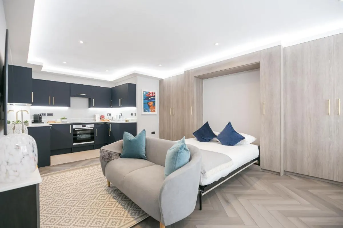 Image 2 of Chic & Elegant Studio in Nevern Square