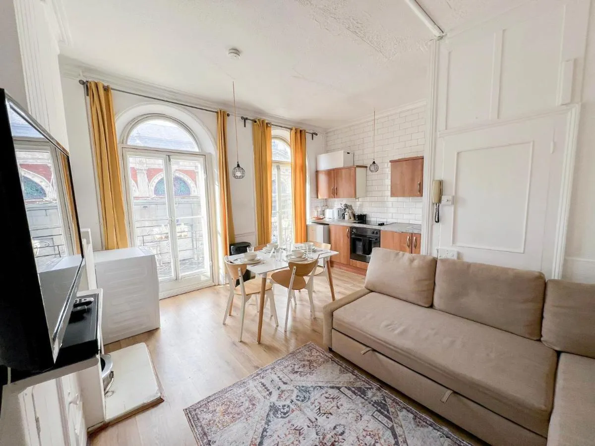 Image 3 of Contemporary 2Bedroom & 2Bathroom Flat in Barbican