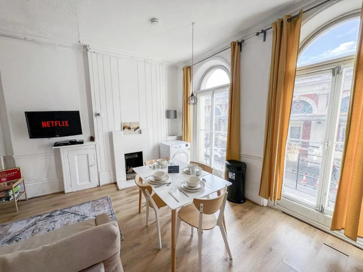 Image 4 of Contemporary 2Bedroom & 2Bathroom Flat in Barbican