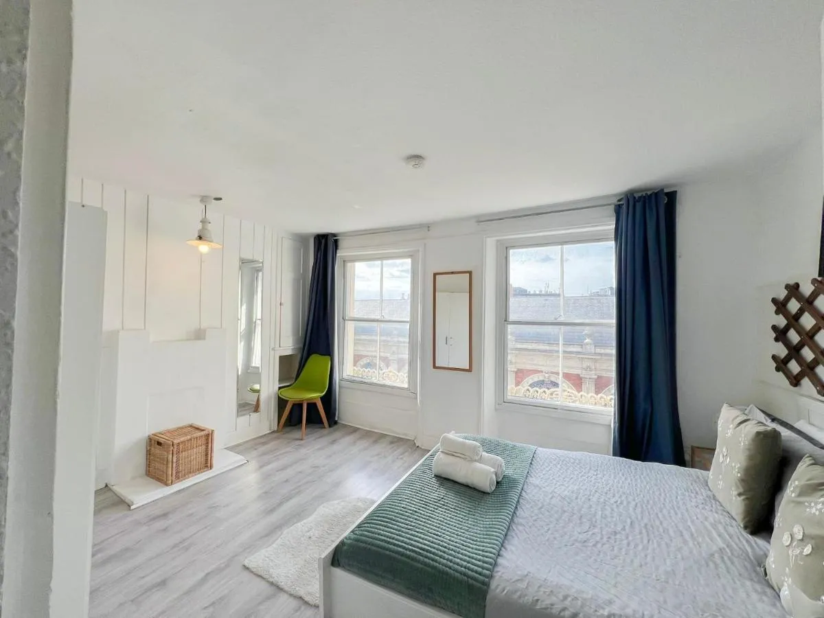 Image 1 of Contemporary 2Bedroom & 2Bathroom Flat in Barbican