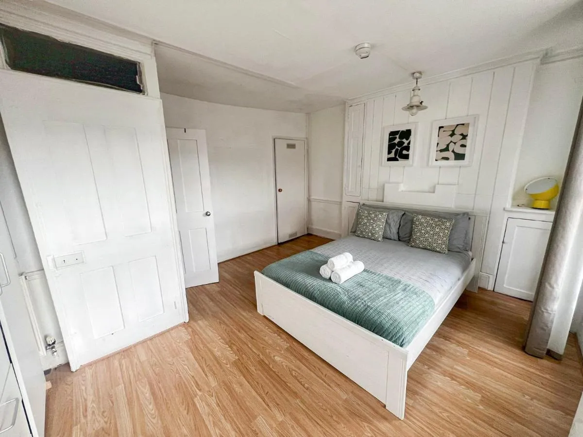 Image 6 of Contemporary 2Bedroom & 2Bathroom Flat in Barbican