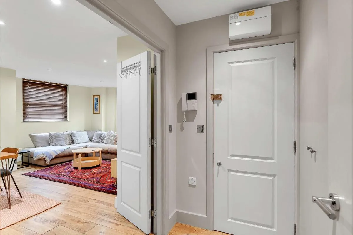 Image 2 of Cosy Urban Retreat