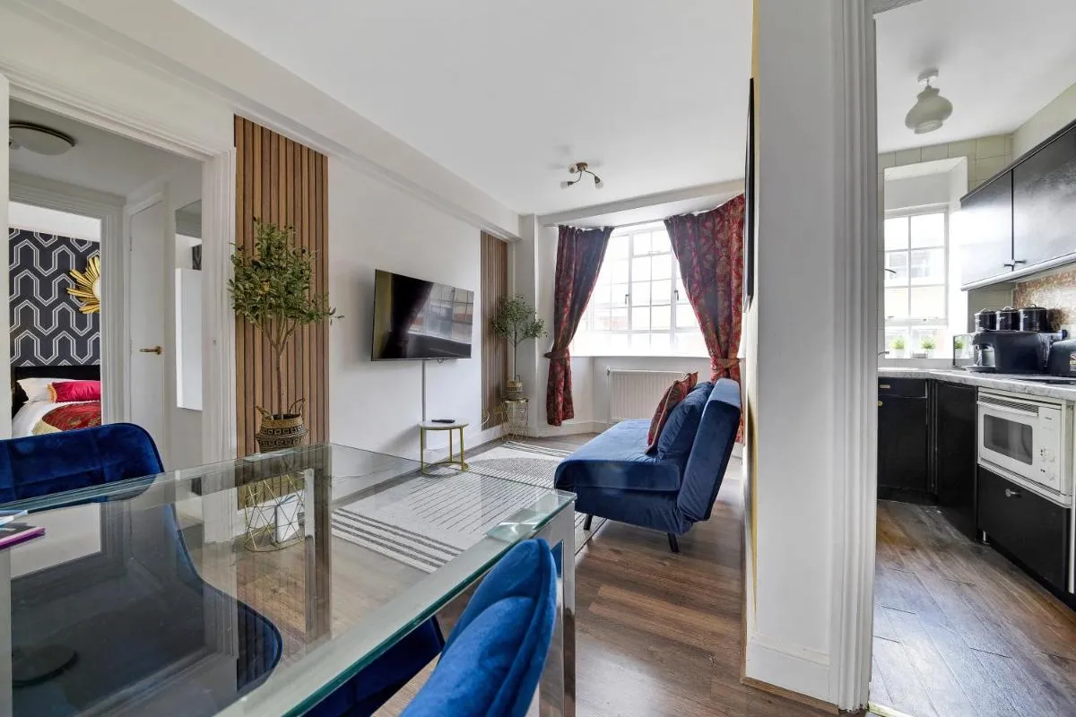 Image 3 of Cozy Property in Chelsea Cloisters, London