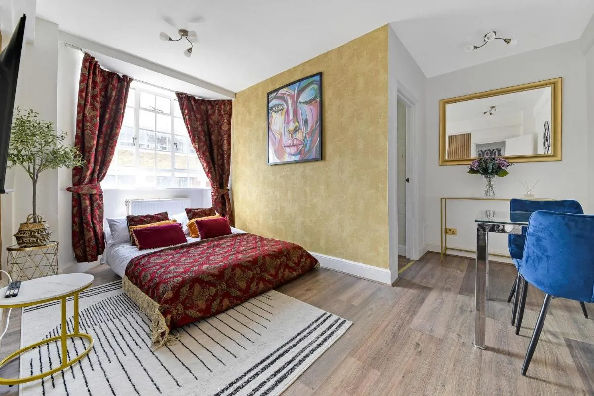 Image 1 of Cozy Property in Chelsea Cloisters, London