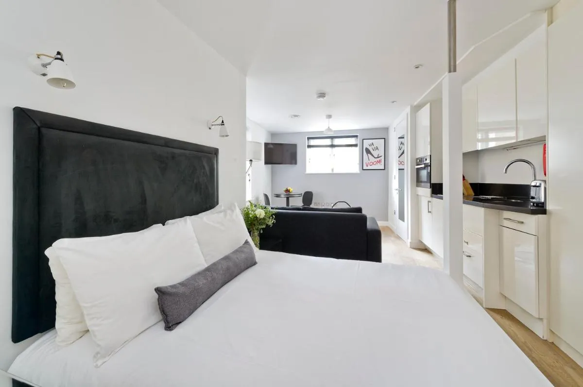 Image 3 of Crane Court by City2Stay