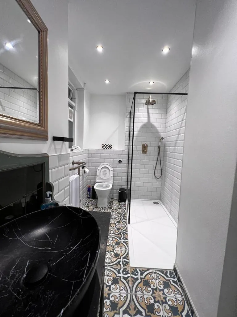 Image 5 of Earl’s Court Luxe Apartment
