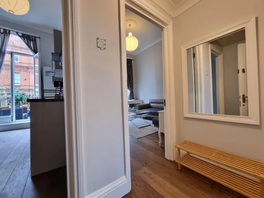 Image of Earls Ct Apartment with Terrace