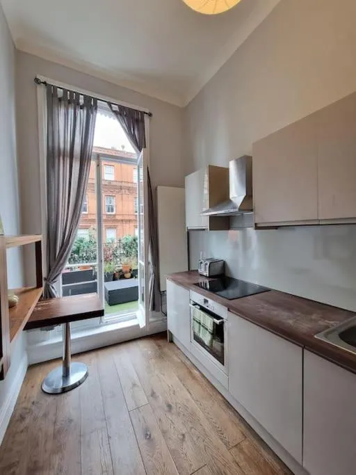 Image 6 of Earls Ct Apartment with Terrace