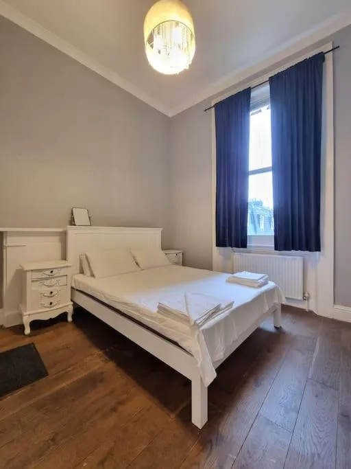 Image 4 of Earls Ct Apartment with Terrace