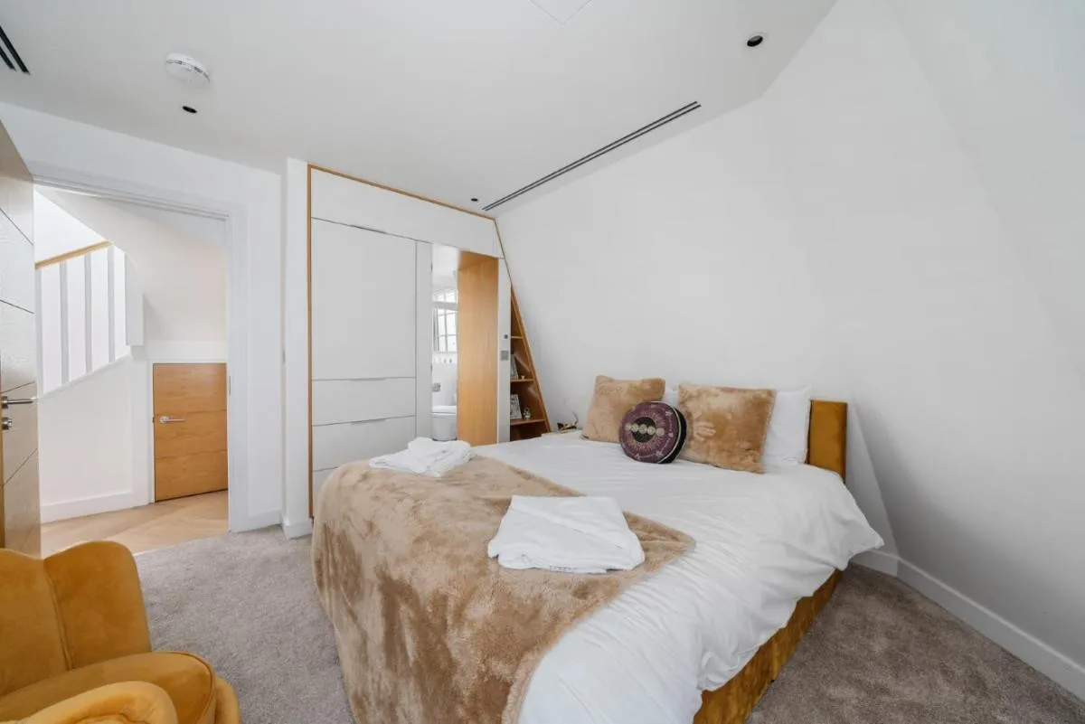 Image 6 of Elegant 3-Bedroom Penthouse in Marble Arch 70