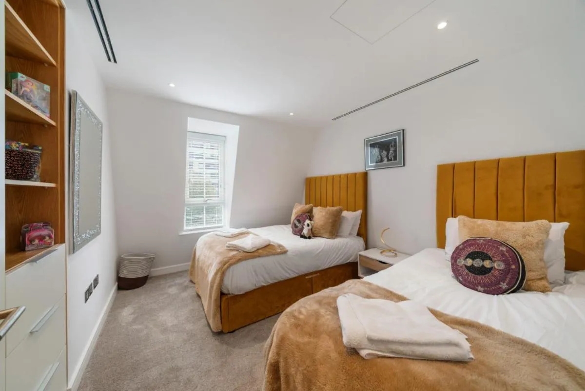 Image 1 of Elegant 3-Bedroom Penthouse in Marble Arch 70