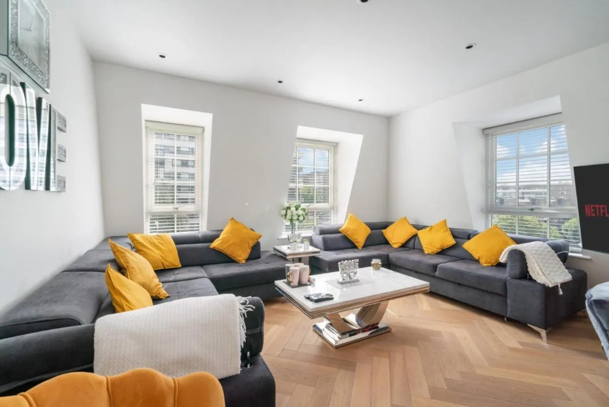 Image 3 of Elegant 3-Bedroom Penthouse in Marble Arch 70