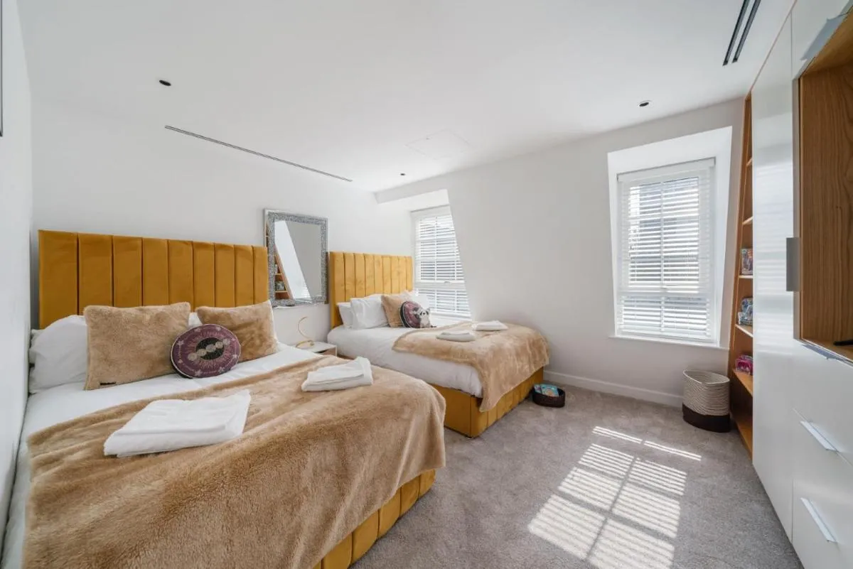 Image 5 of Elegant 3-Bedroom Penthouse in Marble Arch 70