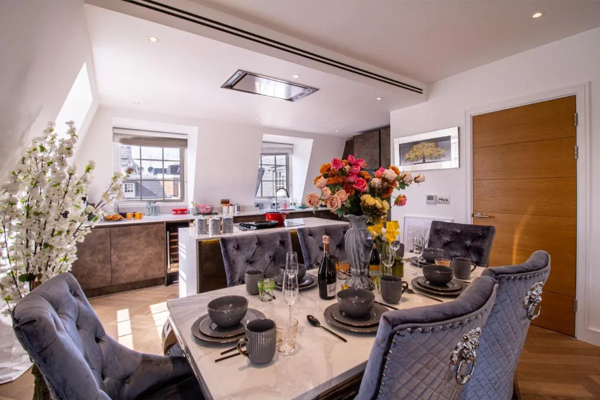 Image 2 of Elegant 3-Bedroom Penthouse in Marble Arch 70