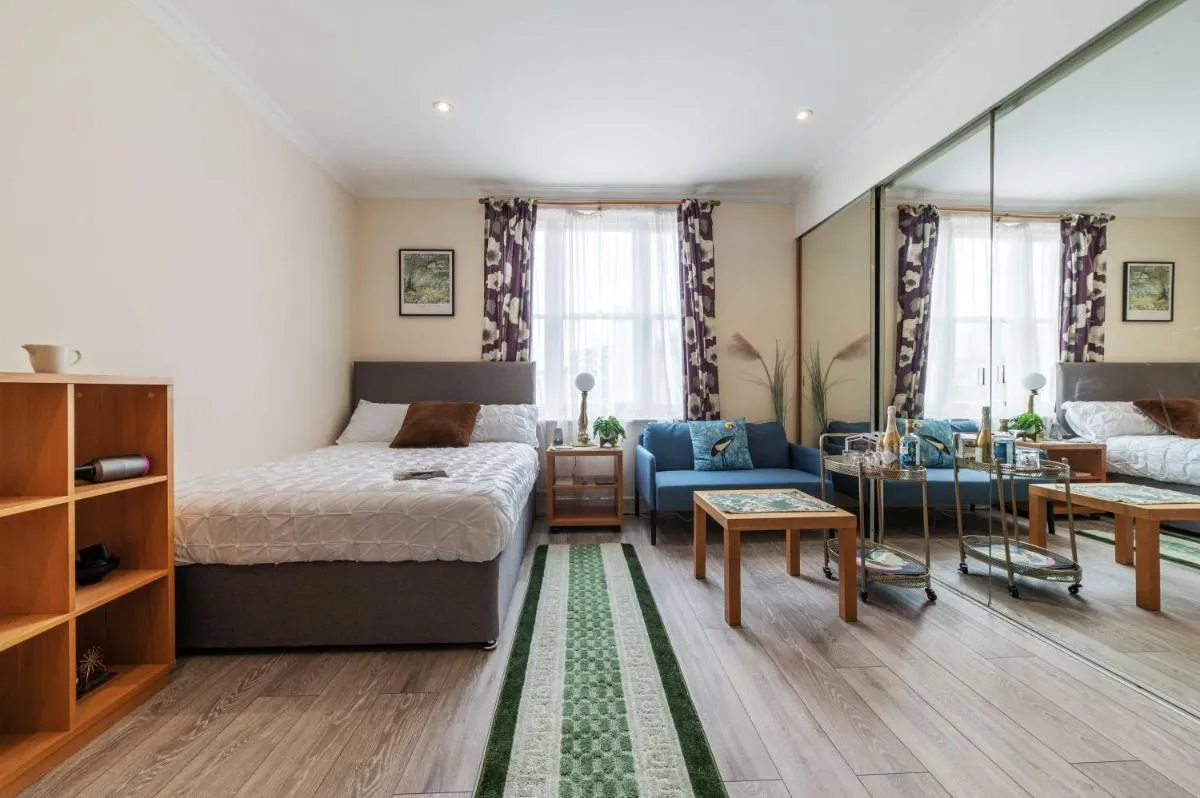 Image 5 of Elegant Art Deco whole apartment with Aircon – 2mins to Hyde Park, 8mins to Bayswater, Nottinghill, Paddington