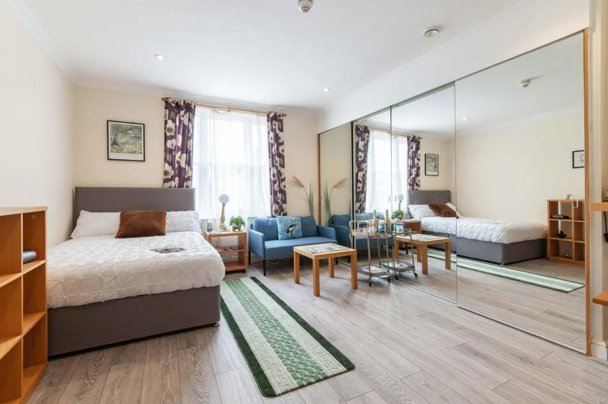 Image 1 of Elegant Art Deco whole apartment with Aircon – 2mins to Hyde Park, 8mins to Bayswater, Nottinghill, Paddington