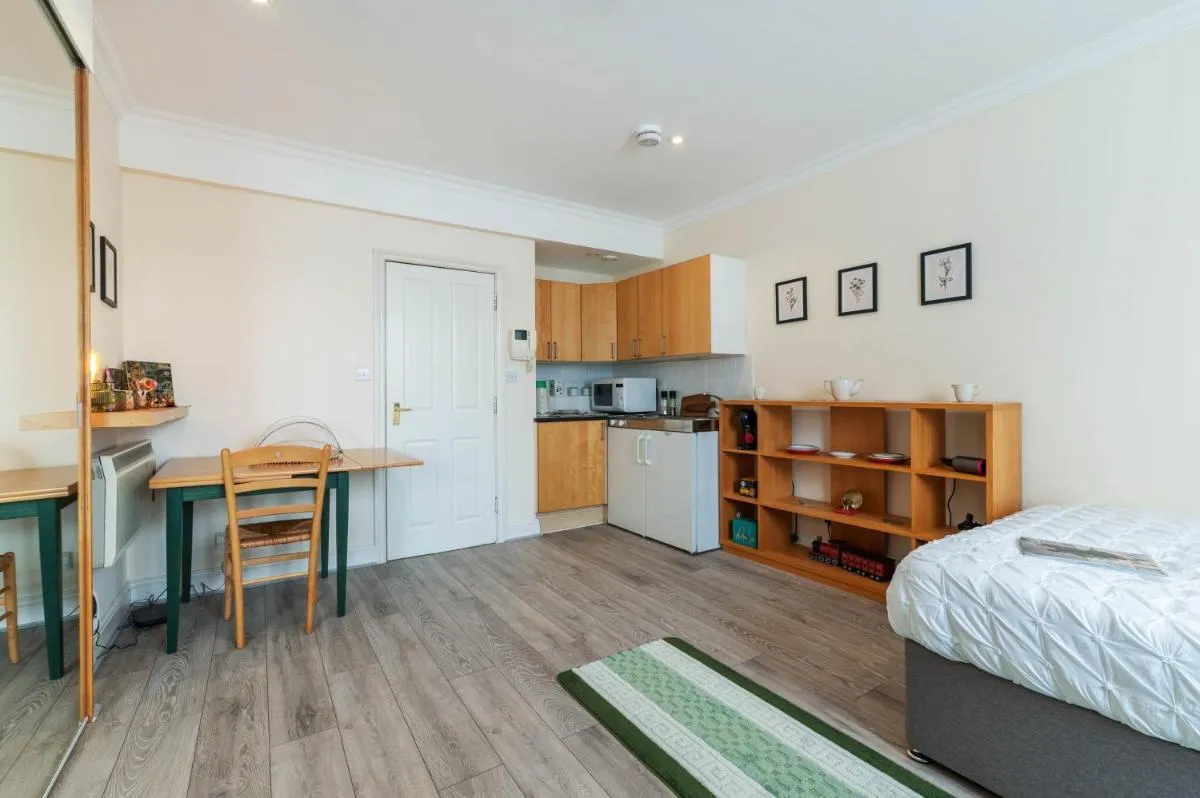 Image 6 of Elegant Art Deco whole apartment with Aircon – 2mins to Hyde Park, 8mins to Bayswater, Nottinghill, Paddington