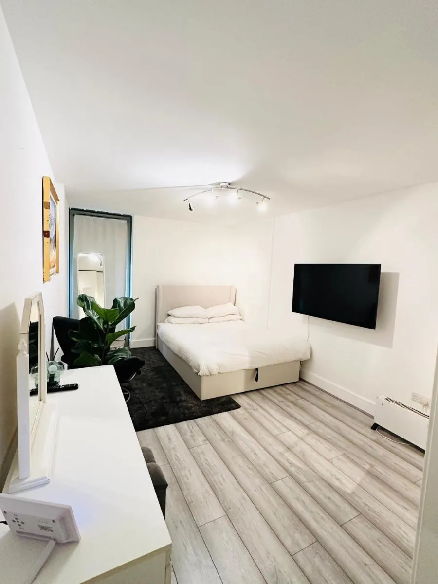 Image 6 of Entire 1 Bedroom Flat at Kensington Gardens Square Close to Hyde Park, Paddington St