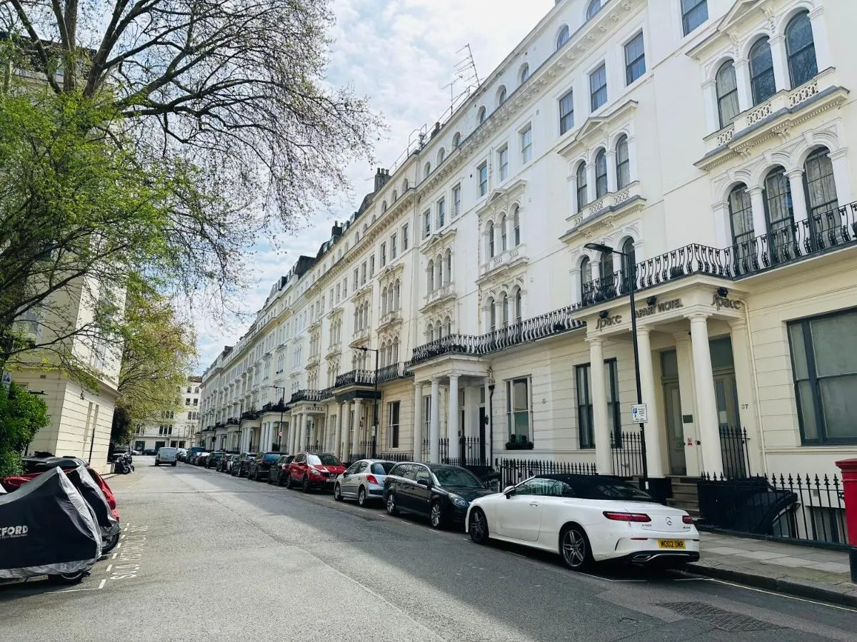 Image 5 of Entire 1 Bedroom Flat at Kensington Gardens Square Close to Hyde Park, Paddington St