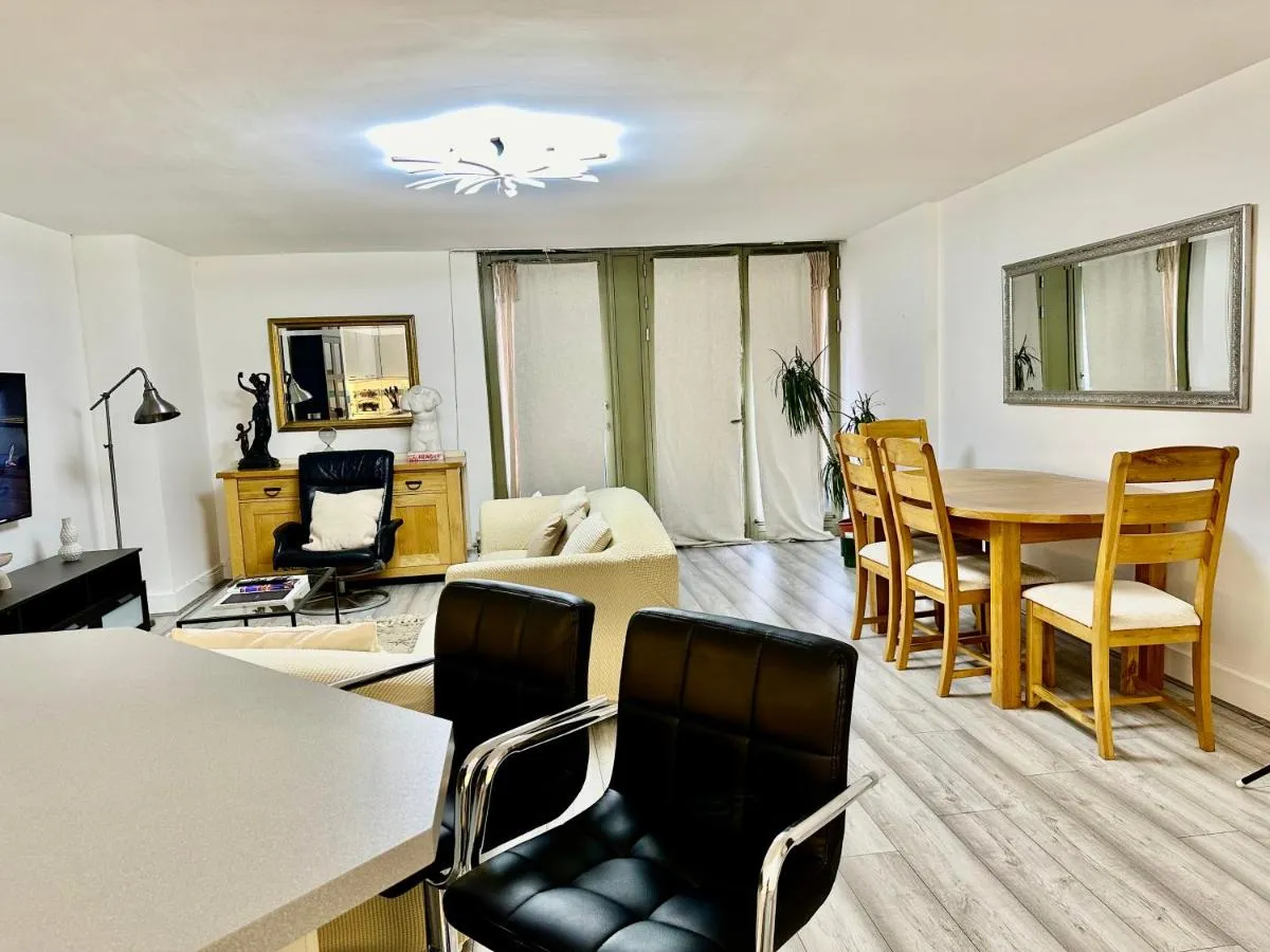 Image 1 of Entire 1 Bedroom Flat at Kensington Gardens Square Close to Hyde Park, Paddington St