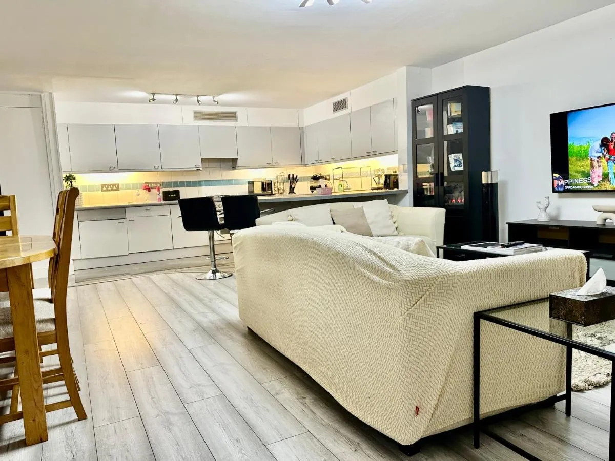 Image 2 of Entire 1 Bedroom Flat at Kensington Gardens Square Close to Hyde Park, Paddington St