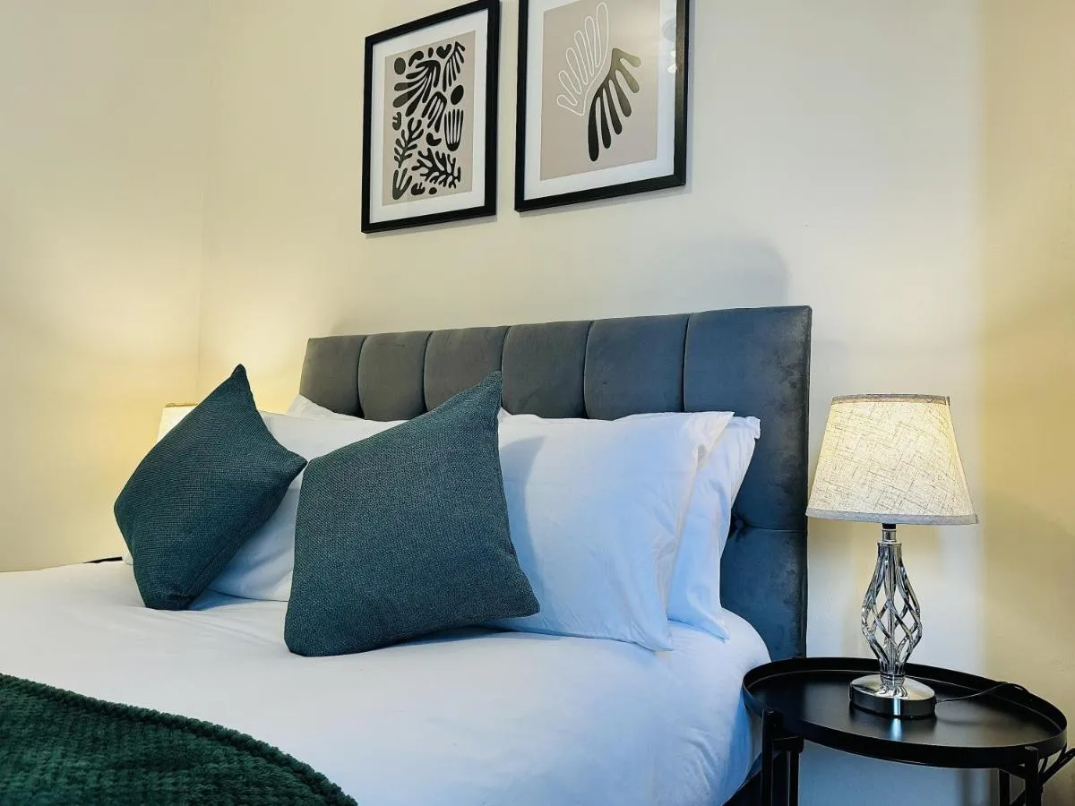 Image 1 of Falcon – 2 Bedroom Ground floor flat in Central London