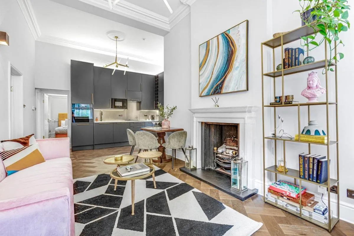 Image 2 of Flat in Chelsea