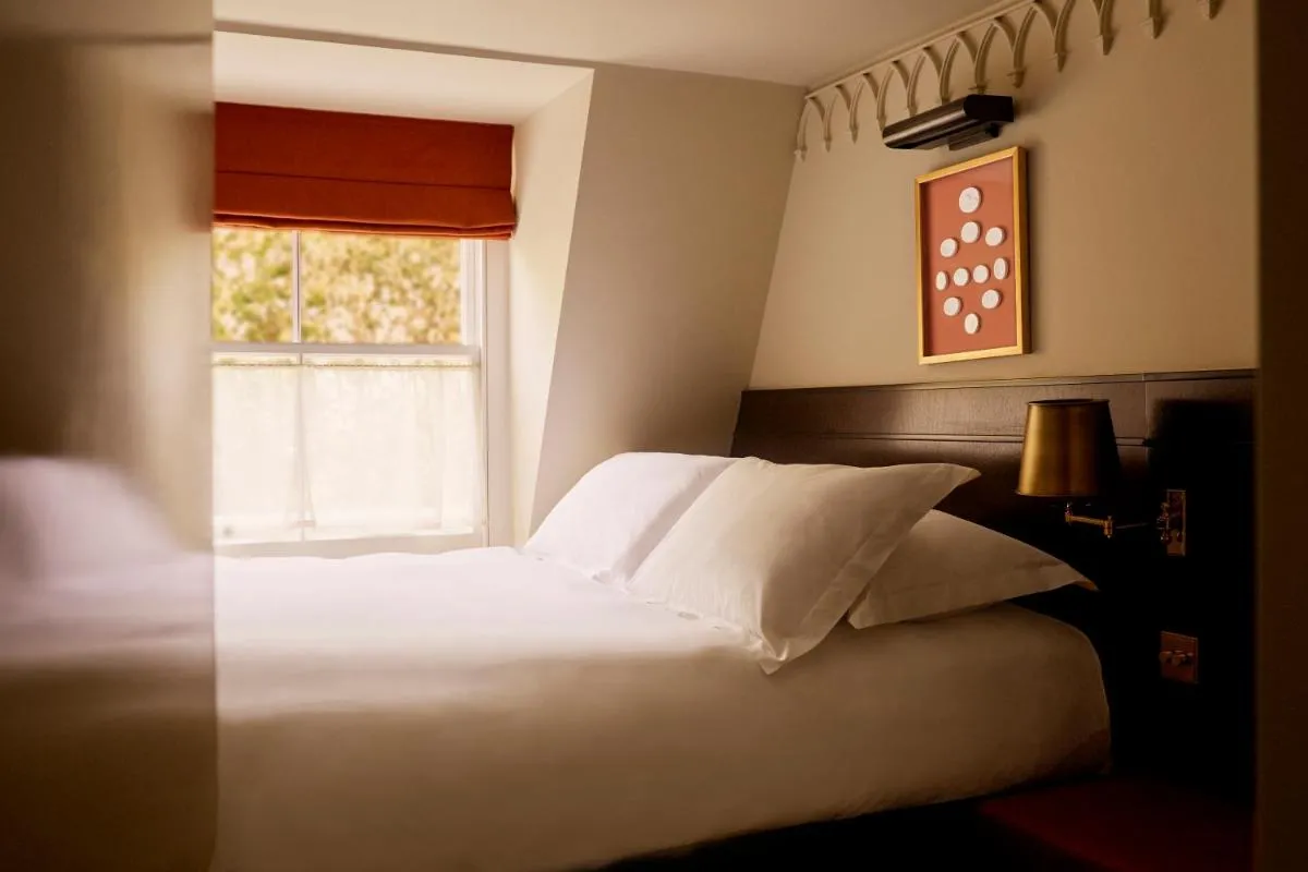 Image 2 of Grand Hotel Bellevue London