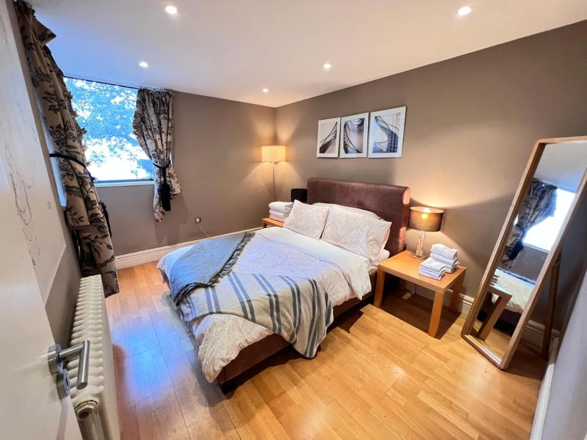 Image 4 of Great River Thames View Entire Apartment in The Most Central London